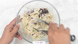 طرز تهیه و دستور پخت سالاد مرغ با سس کرنبری - غذاپز