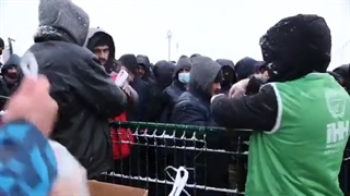 Snow brings more misery for migrants in Bosnia