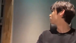 یونجون امروز اشتباهی وارد اتاقی شده بود که یکی از اعضای گروه NU'EST داخلش لایو بود