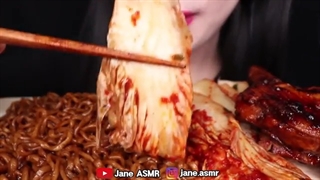 اسمرفود/خوردن نودل با طعم لوبیای سیاه/مرغ