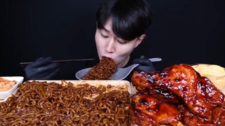 اسمرفود/خوردن نودل/مرغ