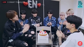 کیک آورده بودن تا همراه انجین هاشون جشن بگیرن!))