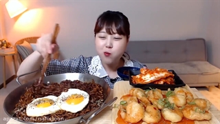 اسمرفود/خوردن نودل/میگو/کیمچی