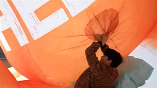 کای اکسو سفیر برند Gucci ^ باد کردن بالن خرس گوچی