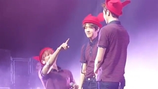 EXO D.O Hitting Baekhyun with Xiumin & Suho + کپ مهم (funny moment)