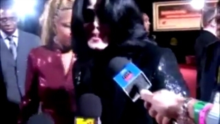 مصاحبه با مایکل جکسون_درحال ورود به مراسم (World Music Awards) سال 2006