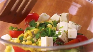سالاد ذرت و پنیر با سبزیجات