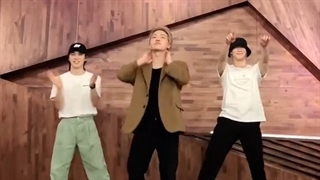 تیک تاک استرو با بین، راکی و دینو عضو سونتین درحال رقصیدن با چالش ONE