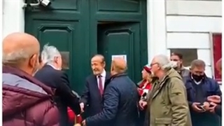 ظهور مفاجئ لرفعت الأسد خلال مشارکته فی "مسرحیة الانتخابات الرئاسیة"