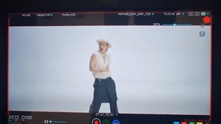 تهیونگ برای جایزه ی آرمی ها بازو و عضله آورده .. XDD