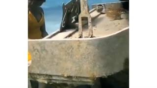 زیر دریا پیانو زدن ..صدای خیلی خوبی داره