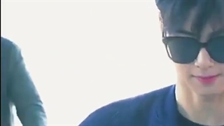 اونوو با عینک دودی:) این بشر هر تکونی میخوره دنیایی از جذابیت رو تکون میده:)))-_-  +_+یه چی گفتم اونم بخونین:))مرسی0_0