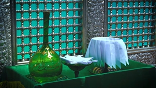 غبارروبی شبکه‌های ضریح مطهر امام رضا (ع)