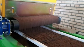 پوشاندن سینی بذرکاری شده و آبیاری آن