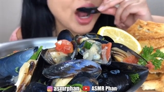 ASMR EATING SOUNDS!!