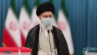 فیلم کامل | بیانات رهبر انقلاب در گفت‌وگو با خبرنگار صداوسیما پس از شرکت در انتخابات ۱۴۰۰