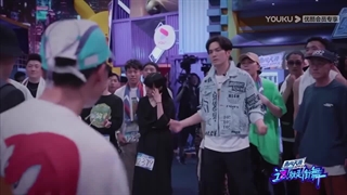 اجرای لی با آهنگ لالالا