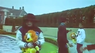 مایکل جکسون در ژاپن 1992 ....کپشن واجب.....این یکی از عروسکاشهههه