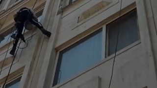 ریزش سنگ نما و در ادامه پیچ و رولپلاک نما جهان فرود