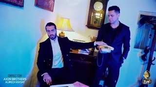 آهنگ انگار یه خبراییه را از ماکان بند دانلود کنید