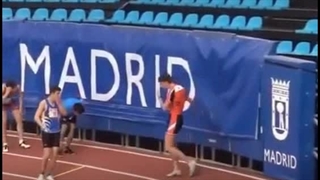 اتفاق خطرناک برای دونده در بین مسابقه دو میدانی !