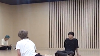 جیکوک در مموریز۲۰۲۰ اینجا جونگکوک داره به جیمین یاد میده چه طو رو دستاش وایسته