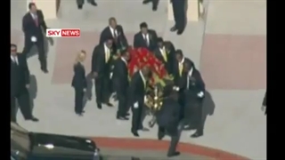 انتقال تابوت مایکل جکسون برای مراسم وداع....من که نمیتونم چیزای مثل اینو ببینم شماهم نمیتونید نگاه نکنید(کپشن)