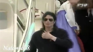 مایکل جکسون در کره ی جنوبی همراه فیلمبردار ایرانیش...(در گزارش کره) اخ که چقدر خوبههه کپپپشننن