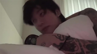 لایو جونگکوک(Jk:این روزا نمیدونم چرا اینقدر دلم برای آرمیا تنگ میشه)