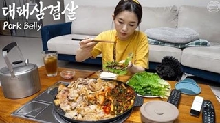 اسمرفود همزی Hamzy asmr : چالش خوردن کیمچی پیاز سبز با شکم خوک گریل شده (موکبانگ ) - موج کره ای