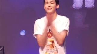 آخه شما کیوتی این بچه رو ببینین :گریه: هنوز SF9 استن نمیکنین ؟ شرم بر شما باد