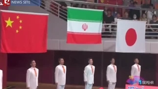 اهتزاز پرچم و سرود جمهوری اسلامی در چین پس از کسب مدال طلای تیم ملی والیبال 4 مهر 1402