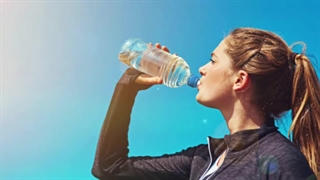 آب نخوردن چی ضرر دارد چرا میل شما به آب خوردن کم می‌شود؟