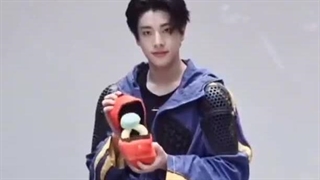 بچه ها سها برای کسایی که نبودن تو جشن تولد سونو نوشته گذاشته کپشن بخونین