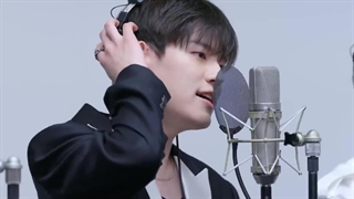 اجرای STRAY KIDS در The First Take ( آهنگ Hollow) ♡♡